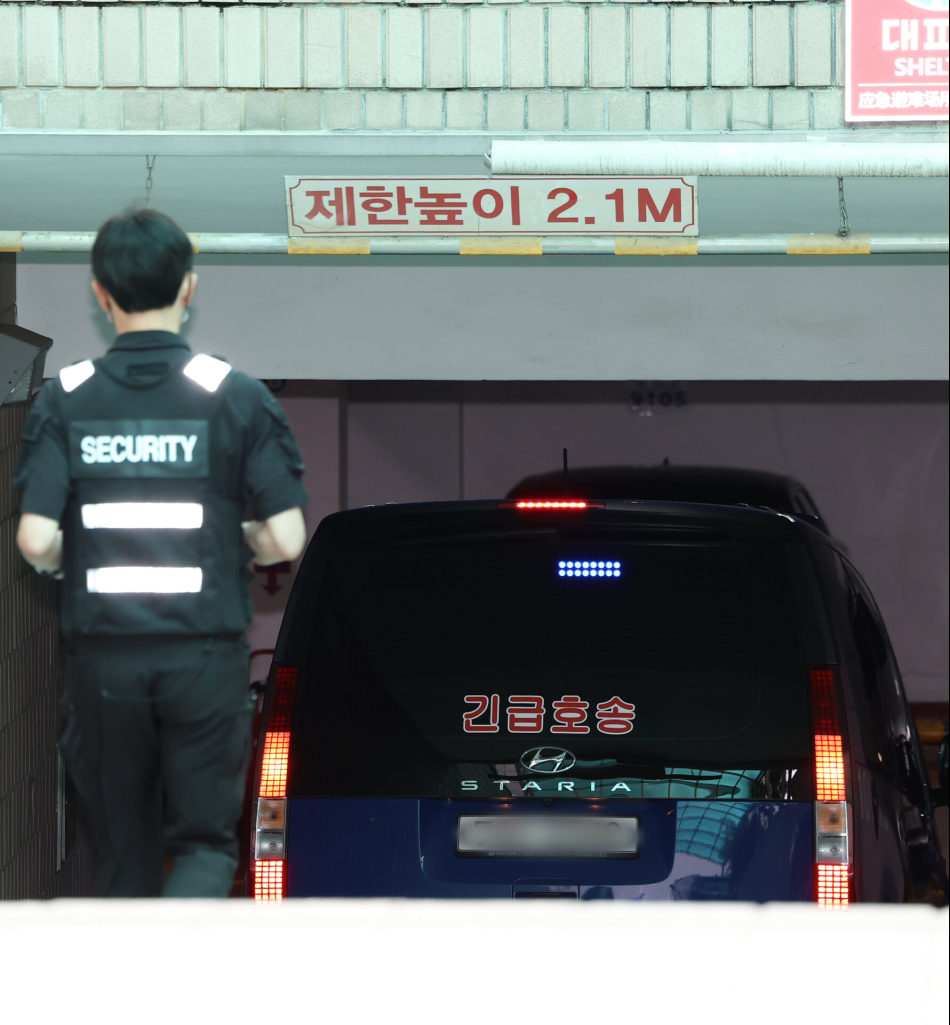 1일 조태용 전 국가정보원장을 태운 호송차가 경기도 과천 종합특검이 있는 건물에 들어서고 있다. 연합뉴스
