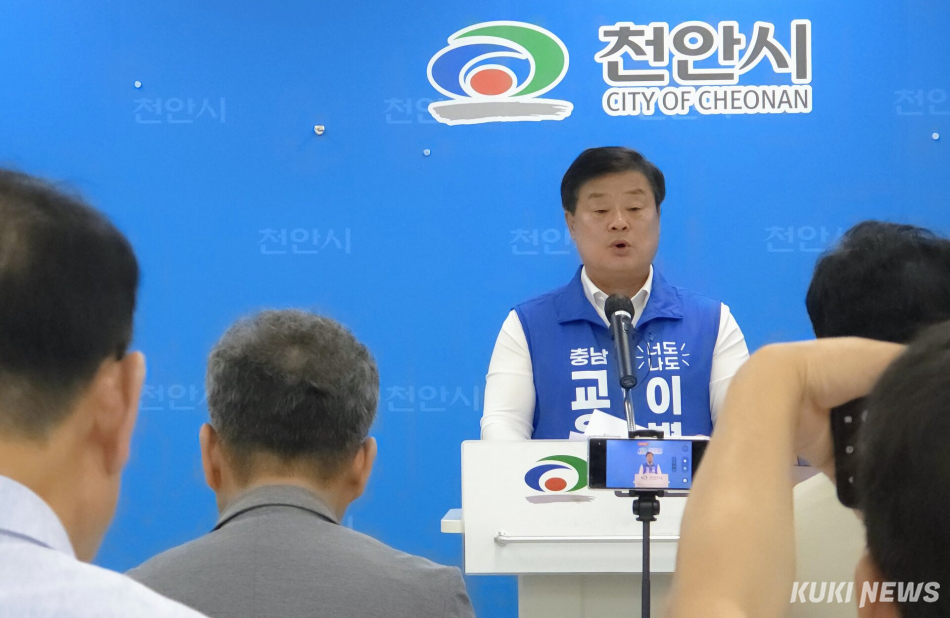 이병도 충남교육감 후보가 1일 천안시청에서 긴급 기자회견을 갖고 자신을 향한 흑색선전과 중상모략에 대해 선거가 끝난 후 준엄한 법적 조치를 취할 것이라고 경고하고 있다.