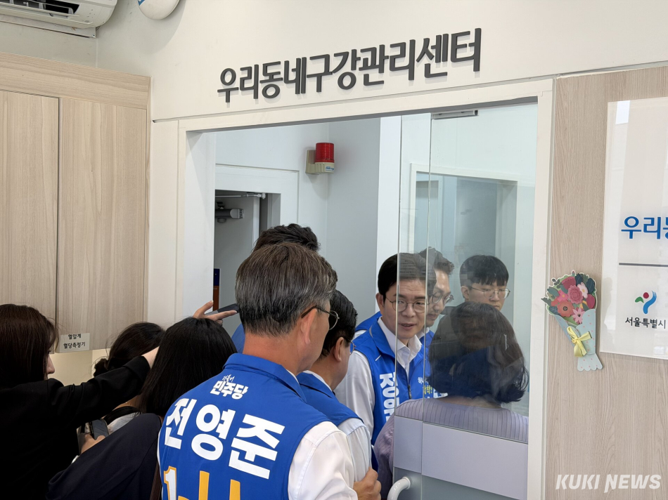 정원오 더불어민주당 서울시장 후보가 1일 서울 종로구 돈의동 쪽방촌에 마련된 우리동네구강관리센터에서 관계자의 이야기를 듣고있다. 유병민 기자