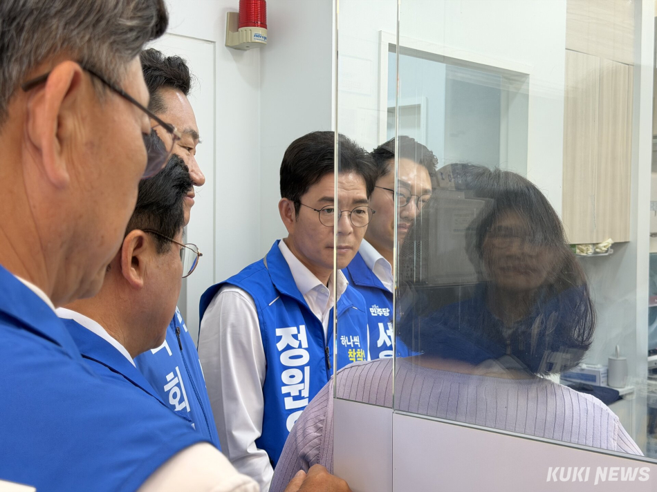 정원오 더불어민주당 서울시장 후보가 1일 서울 종로구 돈의동 쪽방촌에 마련된 우리동네구강관리센터에서 관계자의 이야기를 듣고있다. 유병민 기자