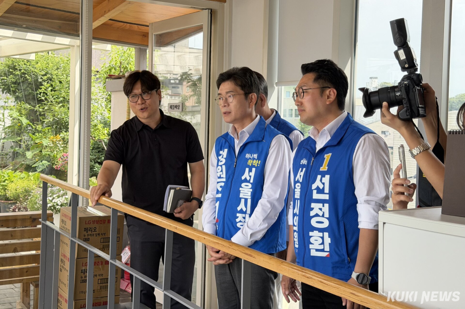 정원오 더불어민주당 서울시장 후보가 1일 서울 종로구 돈의동 쪽방촌에서 시설관계자에게 현황 보고를 받고 있다. 유병민 기자