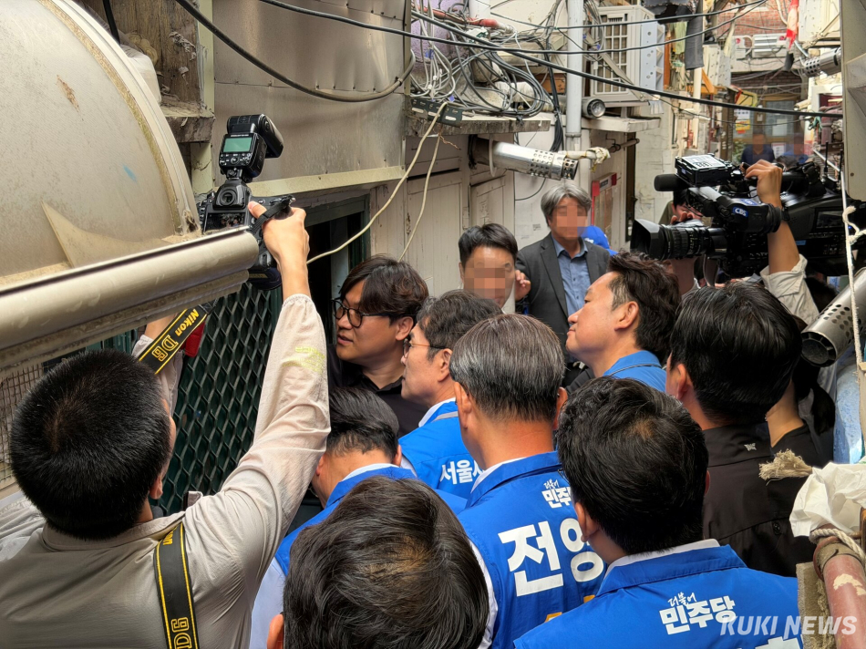 정원오 더불어민주당 서울시장 후보가 1일 서울 종로구 돈의동 쪽방촌을 방문해 주민들의 거주 공간을 둘러보고 있다. 유병민 기자