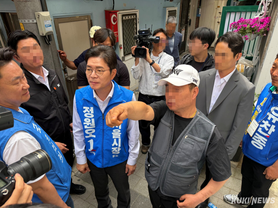 정원오 더불어민주당 서울시장 후보가 1일 서울 종로구 돈의동 쪽방촌을 방문해 주민과 대화하고 있다. 유병민 기자
