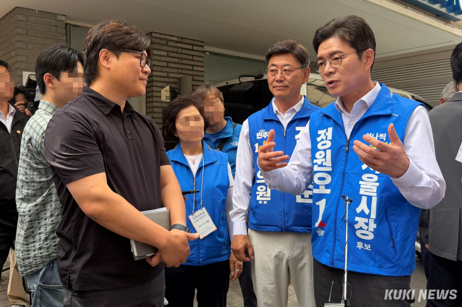 정원오 더불어민주당 서울시장 후보가 1일 서울 종로구 돈의동 쪽방촌을 둘러본 뒤 시설관계자와 대화하고 있다. 유병민 기자