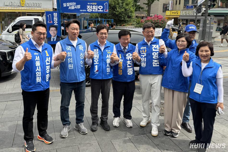 정원오 더불어민주당 서울시장 후보가 1일 서울 종로구 돈의동 쪽방촌을 둘러본 뒤 더불어민주당 관계자들과 손을 잡고 기념촬영을 하고 있다. 유병민 기자