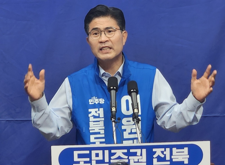 이원택 민주당 전북도지사 후보가 1일 전북도의회에서 기자회견을 통해 ‘이중돌봄 4050세대 지원 프로젝트’ 공약을 설명하고 있다.