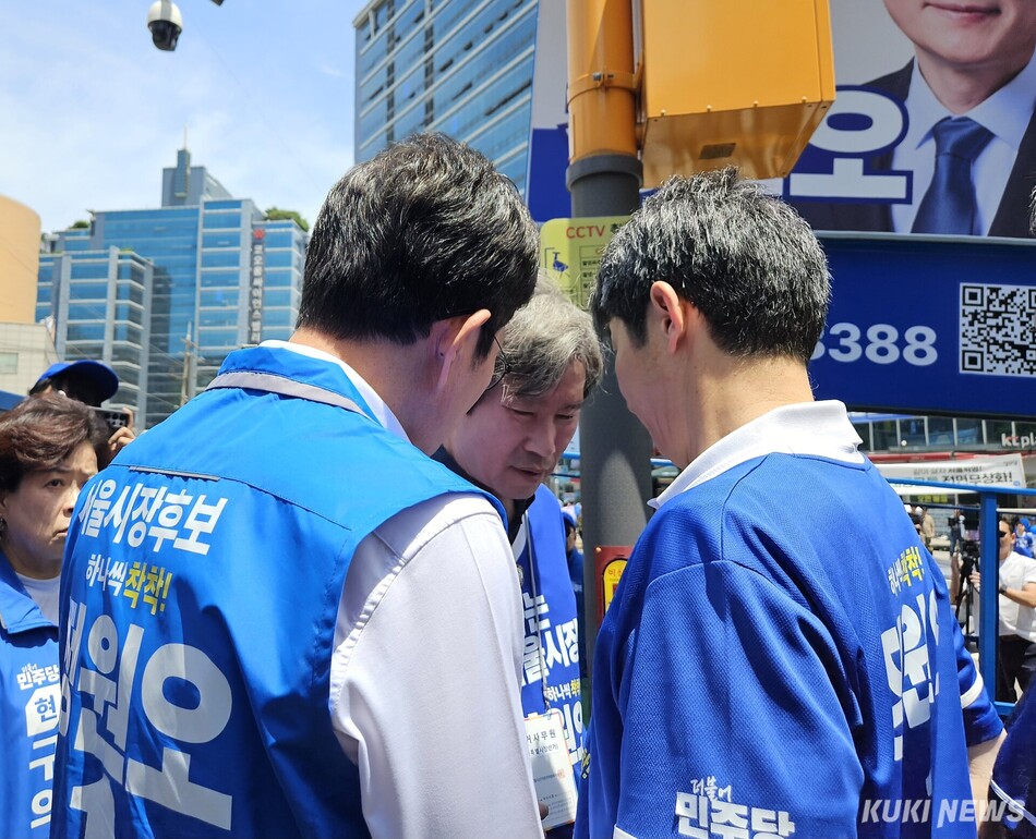 정원오 더불어민주당 서울시장 후보(왼쪽)가 1일 한화에어로스페이스 화재 사고로 유세 잠정 중단을 밝힌 뒤 이인영 상임선거대책위원장(가운데), 윤건영 의원(오른쪽)과 대화하고 있다. 서지영 기자