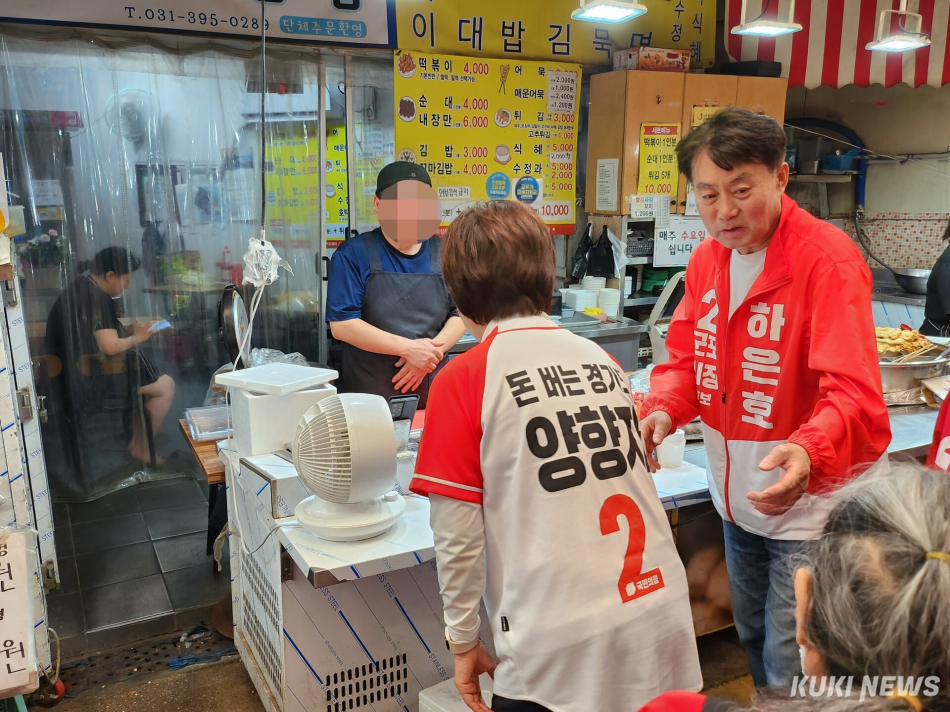 양향자 국민의힘 경기도지사 후보가 1일 경기 군포시 산본시장 도보 유세 현장에서 만난 시민들과 인사를 나누고 있다. 전재훈 기자