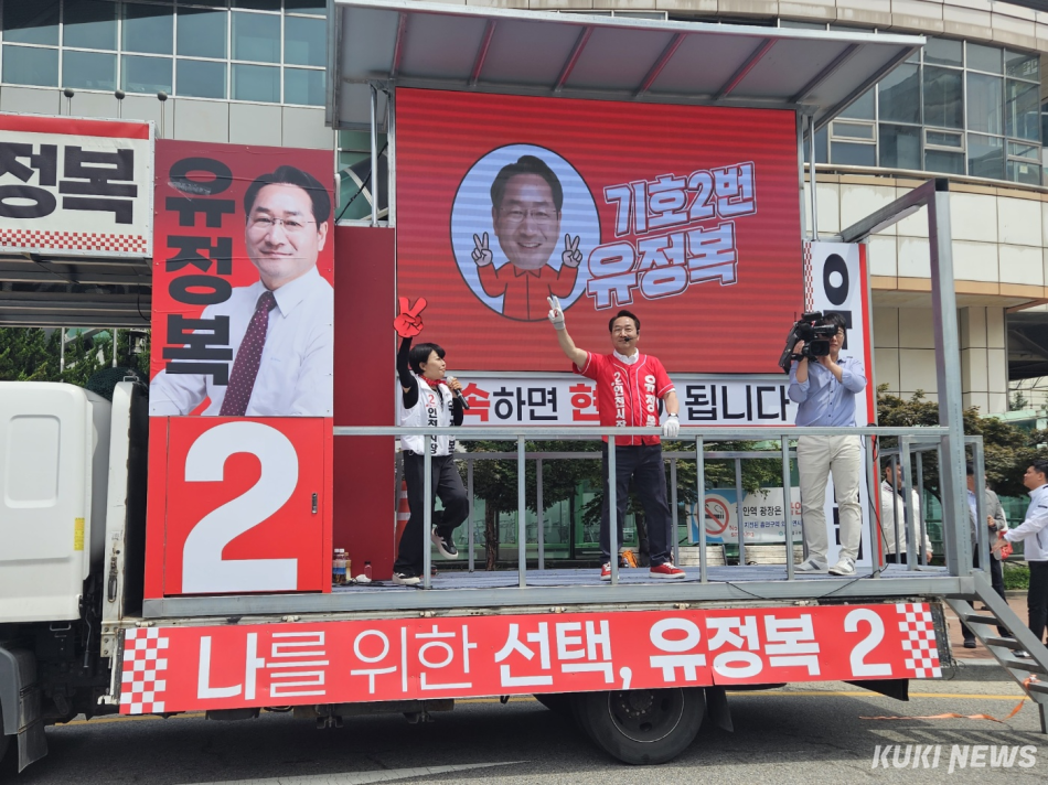 유정복 국민의힘 인천시장 후보가 1일 유세 차량에 올라 시민들을 향해 손을 흔들고 있다. 이은서 기자
