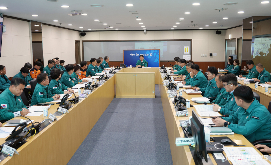 충남도는 1일 도청 재난안전상황실에서 홍종완 권한대행 지휘로 여름철 재난성 호우 발생 시 초기대응 및 사고 수습 역량 강화를 위한 도상훈련을 실시했다. 충남도