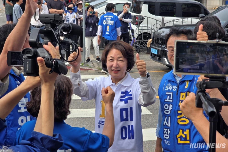 추미애 더불어민주당 경기지사 후보가 1일 오후 경기 고양시 일산서구 일산시장 인근에서 선거운동인들의 응원에 양 엄지를 치켜들며 화답하고 있다. 김건주 기자