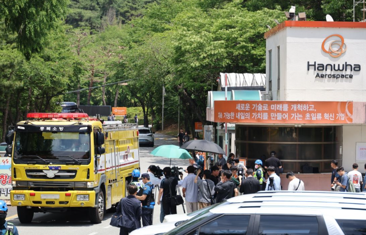 1일 오전 폭발 사고로 통제 중인 대전 유성구 한화에어로스페이스 대전사업장 정문을 소방차 한 대가 지나고 있다. 연합뉴스