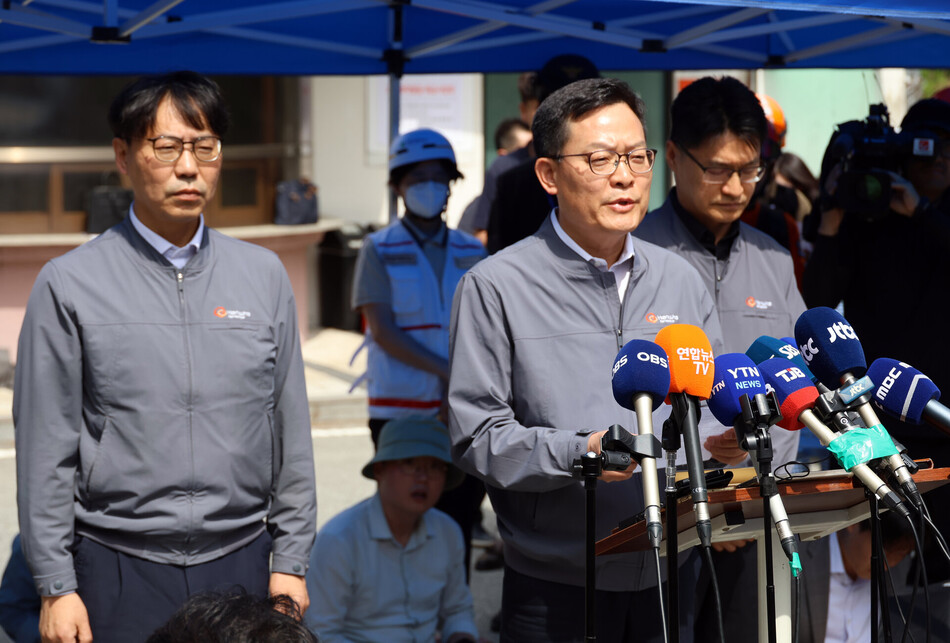 1일 오전 대전 유성구 외삼동 한화에어로스페이스 대전사업장에서 폭발 사고가 발생한 가운데, 손재일 한화에어로스페이스 대표이사(가운데)가 언론 브리핑을 통해 입장을 밝히고 있다. 연합뉴스