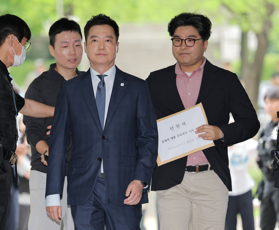 김세의 가로세로연구소 대표가 지난 26일 서울중앙지방법원에서 열린 구속 전 피의자 심문(영장실질심사)에 출석하고 있다. 연합뉴스
