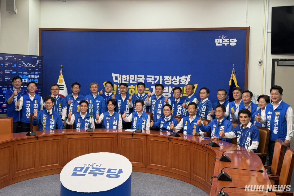 정원오 더불어민주당 서울시장 후보가 2일 서울 여의도 국회에서 열린 기자회견에서 민주당 서울 지역 구청장 후보들과 기념 촬영하고 있다. 유병민 기자