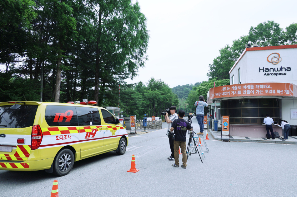 2일 대전 유성구 외삼동 한화에어로스페이스 대전사업장 안으로 소방 차량이 들어가고 있다.