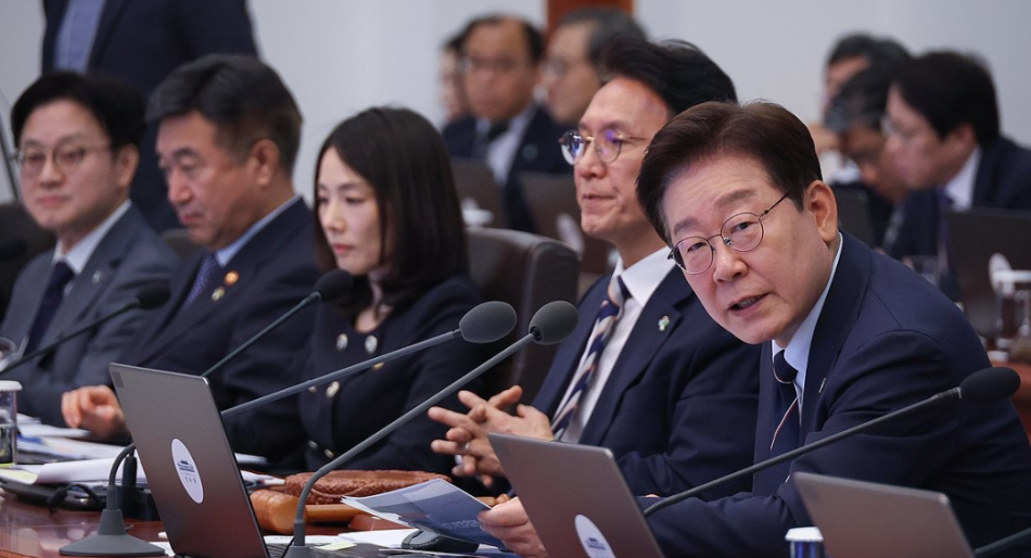 이재명 대통령이 2일 청와대에서 열린 국무회의 겸 비상경제점검회의에서 발언하고 있다. 연합뉴스