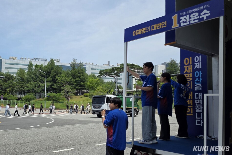 6·3 충남 아산을 국회의원 보궐선거에 출마하는 전은수 더불어민주당 후보가 2일 정오 삼성디스플레이 아산 캠퍼스 앞에서 유세를 하고 있다. 김미경 기자