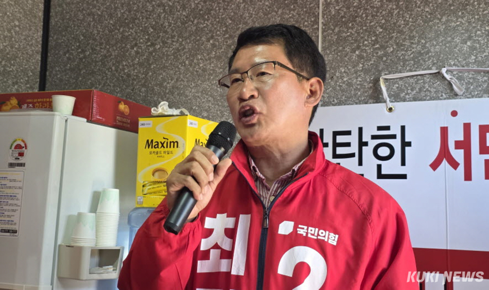 최명수 국민의힘 화천군수 예비후보가 24일 오후 강원 화천군 화천읍내에서 열린 선거사무소 개소식에서 인사말을 하고 있다.(쿠키뉴스 DB)