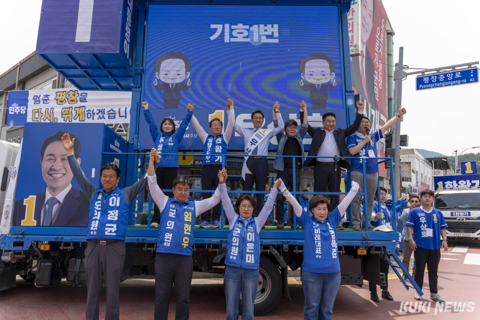 2일 평창 올림픽 시장에서 열린 합동 유세에 참여한 우상호 후보.