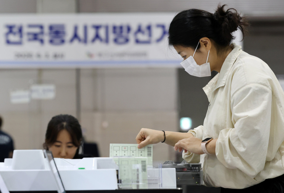 제9회 전국동시지방선거를 하루 앞둔 2일 광주 서구 김대중컨벤션센터에 마련된 개표소에서 선관위 관계자들이 투표지 분류기 최종 모의시험하고 있다. 연합뉴스