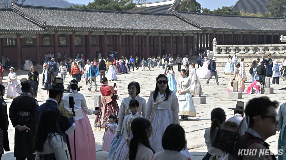 한복을 입은 외국인 관광객들이 서울 종로구 광화문 일대를 둘러보고 있다. 남동균 기자