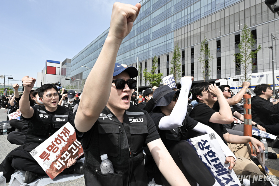 삼성전자 노조가 지난 4월 경기 평택시 삼성전자 평택사업장 앞에서 열린 ‘투명하게 바꾸고, 상한폐지 실현하자-4/23 투쟁 결의대회’에서 구호를 외치고 있다. 남동균 기자