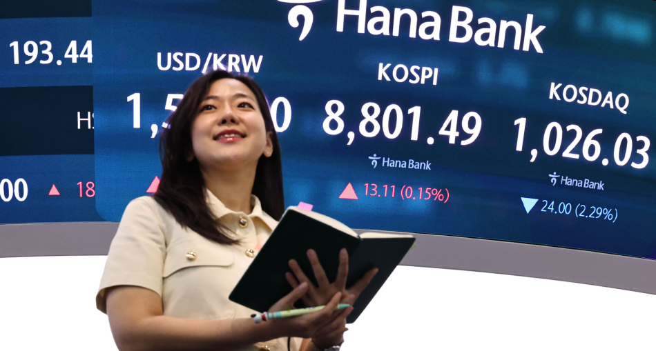 2일 서울 중구 하나은행 딜링룸 현황판에 코스피 등이 표시되고 있다. 연합뉴스