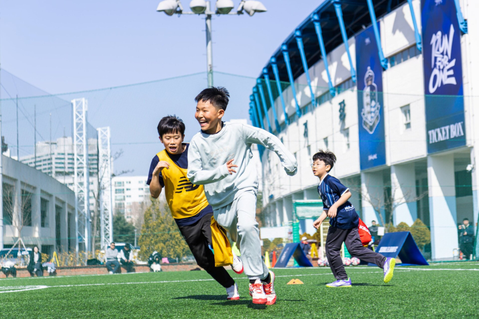 아카데미 오픈 트레이닝에 참여해 활짝 웃고 있는 어린이. 서울 이랜드 FC 제공