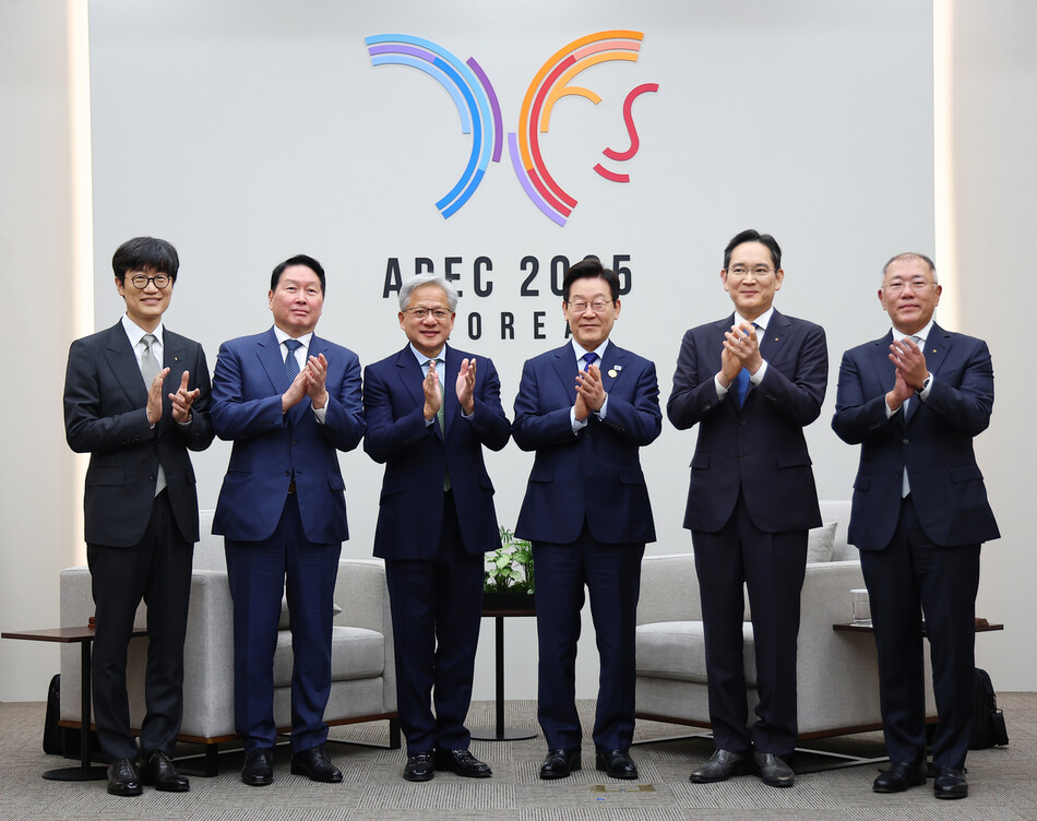 이재명 대통령이 10월31일 아시아태평양경제협력체(APEC) 정상회의장인 경주화백컨벤션센터에서 젠슨 황 엔비디아 최고경영자(CEO), 국내 기업 대표들과 함께 기념촬영을 하고 있다. (왼쪽부터) 이해진 네이버 이사회 의장, 최태원 SK그룹 회장, 젠슨 황 CEO, 이 대통령, 이재용 삼성전자 회장, 정의선 현대차그룹 회장. 연합뉴스