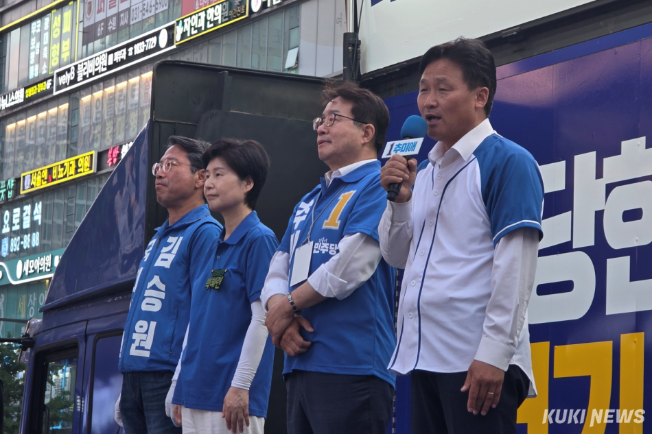 김영진 더불어민주당 의원이 2일 경기 수원시 팔달구 나혜석 거리에서 열린 추미애 경기도지사 후보 파이널 유세 현장에서 지지 연설을 하고 있다. 김건주 기자