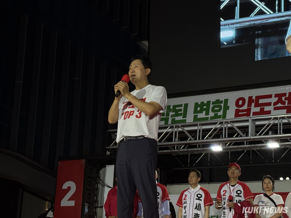 오세훈 국민의힘 후보가 2일 서울 서대문구 신촌 스타광장에서 진행된 피날레 유세에서 시민들에게 인사하고 있다. 권혜진 기자
