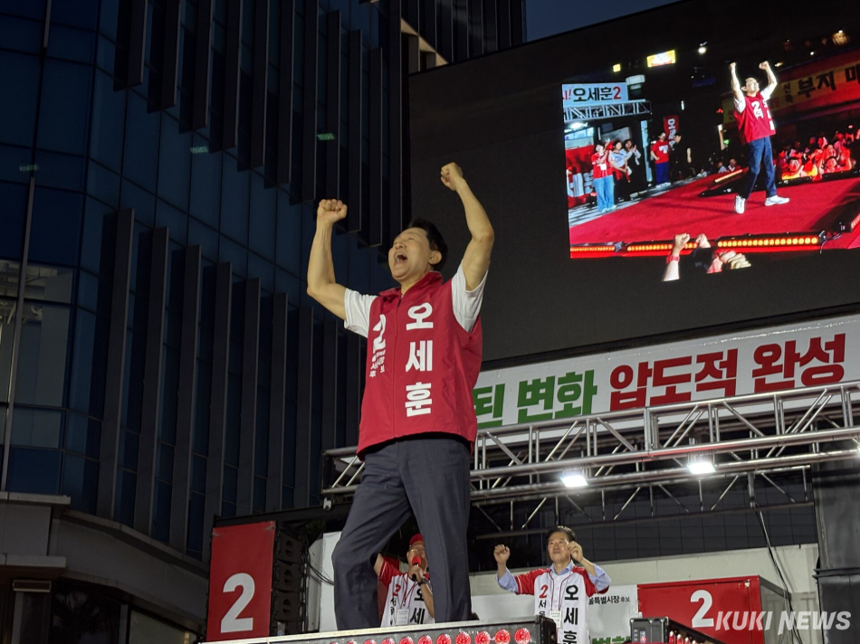 오세훈 국민의힘 후보가 2일 서울 서대문구 신촌 스타광장에서 진행된 피날레 유세에서 시민들에게 인사하고 있다. 권혜진 기자