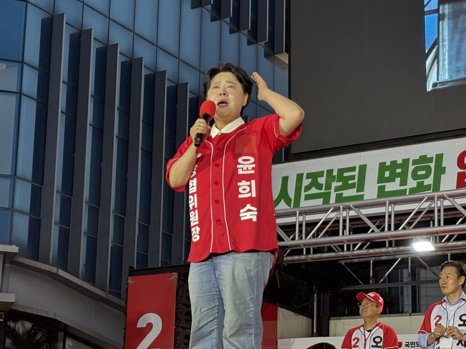 윤희숙 전 국민의힘 의원이 2일 서울 서대문구 신촌 스타광장에서 진행된 오세훈 국민의힘 서울시장 후보 피날레 유세에서 발언하고 있다. 권혜진 기자