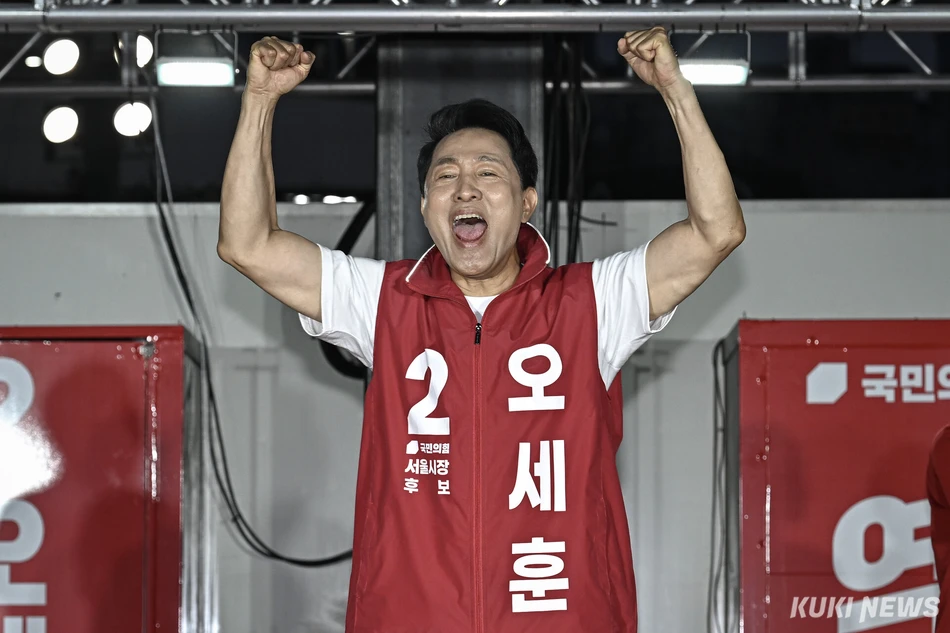 오세훈 국민의힘 서울시장 후보가 2일 서울 서대문구 신촌역 스타광장에서 열린 피날레 유세에서 지지를 호소하고 있다.