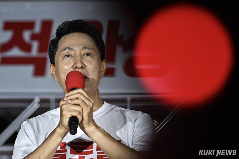오세훈 국민의힘 서울시장 후보가 2일 서울 서대문구 신촌역 스타광장에서 열린 피날레 유세에서 지지를 호소하고 있다.