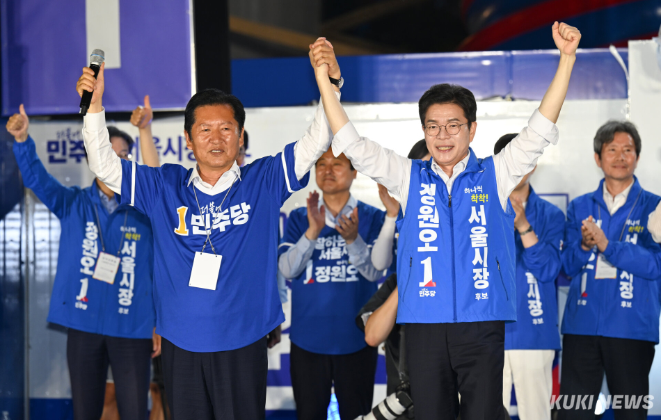 정원오 더불어민주당 서울시장 후보가 6·3 지방선거를 하루 앞둔 2일 오후 서울 청계광장에서 열린 마지막 유세에서 정청래 대표와 함께 지지를 호소하고 있다.
