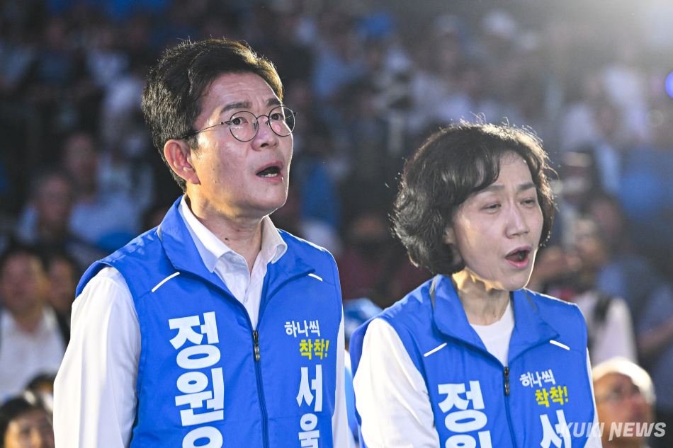 정원오 더불어민주당 서울시장 후보가 제9회 전국동시지방선거를 하루 앞둔 2일 서울 중구 청계광장에서 지지를 호소하고 있다.