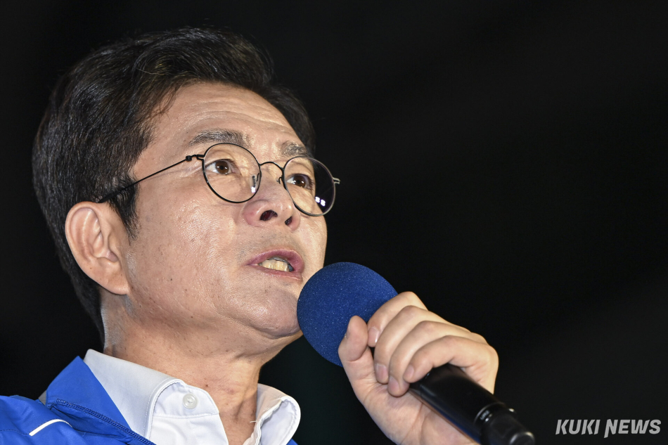 정원오 더불어민주당 서울시장 후보가 제9회 전국동시지방선거를 하루 앞둔 2일 서울 중구 청계광장에서 지지를 호소하고 있다.