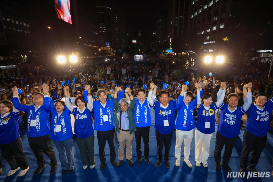 정원오 더불어민주당 서울시장 후보가 6·3 지방선거를 하루 앞둔 2일 오후 서울 청계광장에서 열린 마지막 유세에서 정청래 대표를 비롯한 지도부 등과 함께 지지를 호소하고 있다.