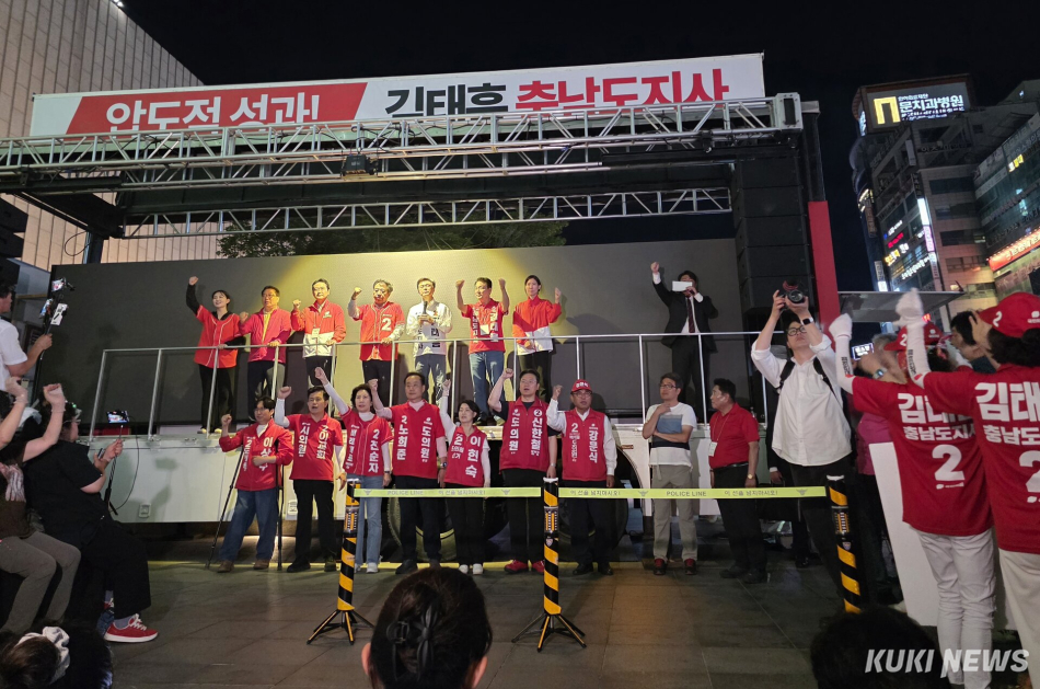 장동혁 국민의힘 대표를 포함한 국민의힘 지도부가 2일 충남 천안 신세계백화점 앞에서 충남 파이널 유세를 벌이고 있다. 김미경 기자