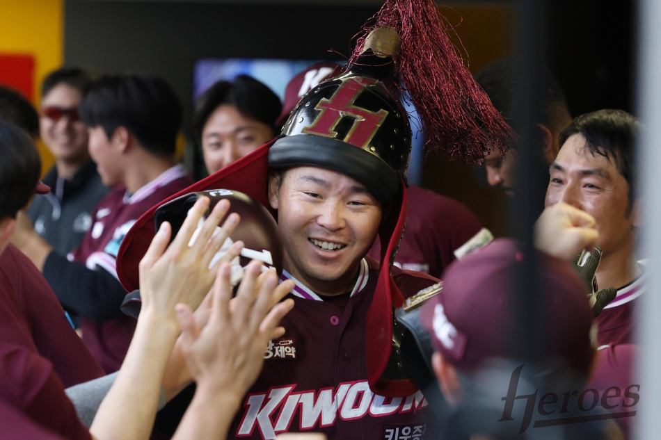 키움이 브룩스를 방출하고 영입한 대체 외인 케스턴 히우라가 3회 2점 홈런을 작렬하며 팀 승리를 견인했다. 키움 히어로즈 제공