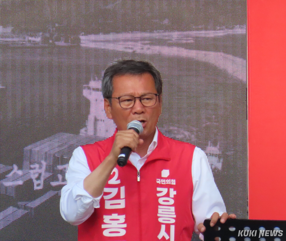 국민의힘 김홍규 강릉시장 후보는 2일 오후 5시 30분 옥천동 홈플러스 오거리 회전교차로에서 국민의힘 소속 강릉지역 시·도의원 후보, 선거운동원·지지자·시민 등 이 참여한 가운데 ‘거리인사’로 지지를 호소하며 공식 선거운동의 유세를 마무리하고 있다. 전인수 기자