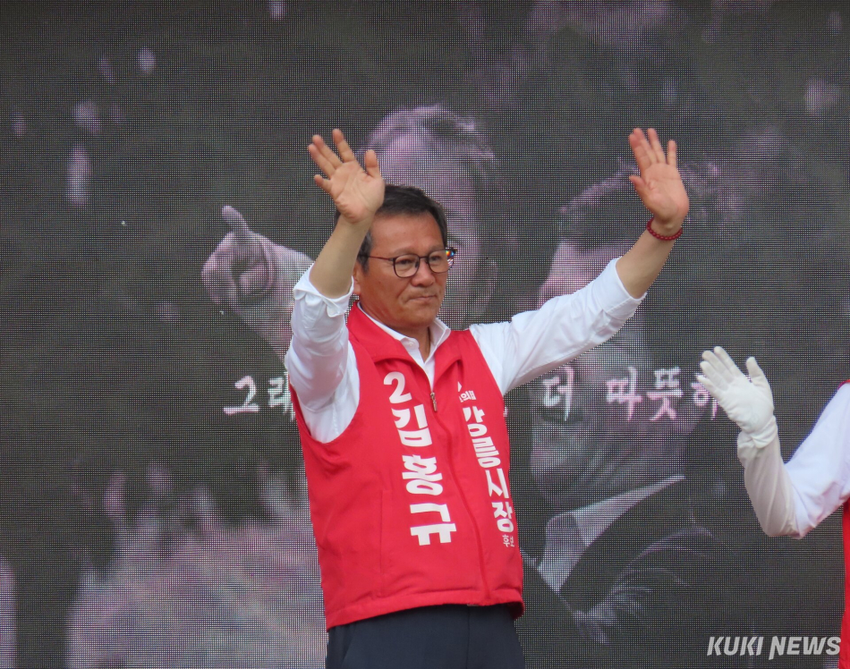 국민의힘 김홍규 강릉시장 후보는 2일 오후 5시 30분 옥천동 홈플러스 오거리 회전교차로에서 국민의힘 소속 강릉지역 시·도의원 후보, 선거운동원·지지자·시민 등 이 참여한 가운데 ‘거리인사’로 지지를 호소하며 공식 선거운동의 유세를 마무리하고 있다. 전인수 기자