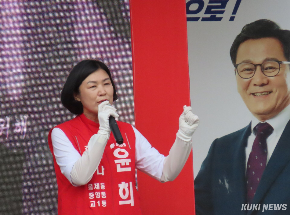 국민의힘 김홍규 강릉시장 후보는 2일 오후 5시 30분 옥천동 홈플러스 오거리 회전교차로에서 국민의힘 소속 강릉지역 시·도의원 후보, 선거운동원·지지자·시민 등 이 참여한 가운데 ‘거리인사’로 지지를 호소하며 공식 선거운동의 유세를 마무리하고 있다. 전인수 기자