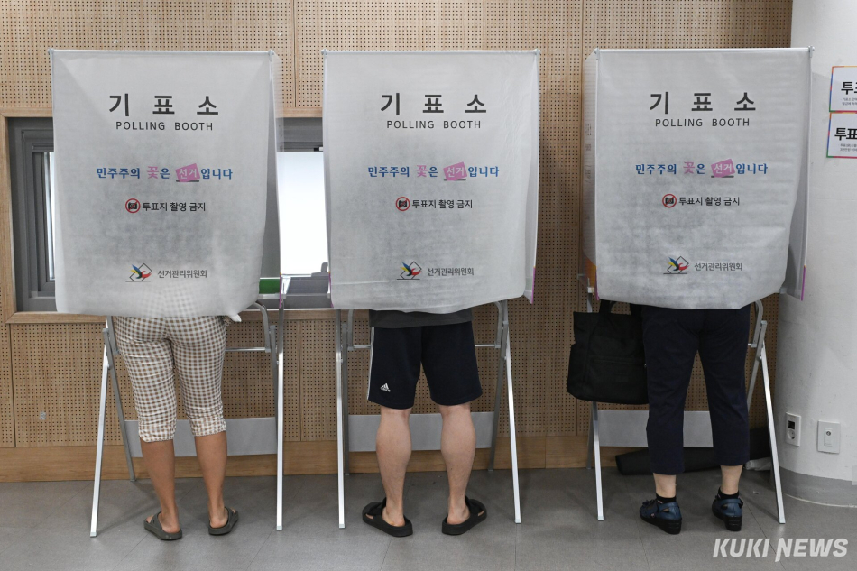 제9회 전국동시지방선거일인 3일 서울 동작구 상도4동주민센터에 마련된 투표소를 찾은 유권자들이 기표소에서 투표하고 있다.