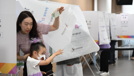 전국 투표소서 지방선거 실시…정오 기준 투표율 19% [쿠키포토]