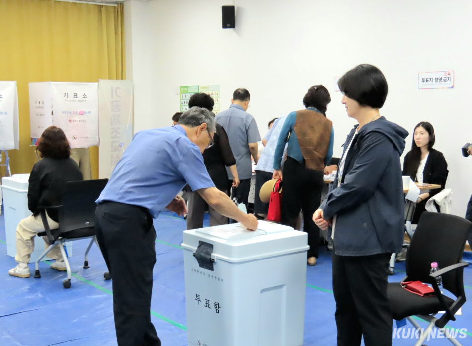 제9회 전국동시지방선거가 3일 오후 12시 20분 현재 전국적으로 19%의 투표율을 보이고 있는 가운데 강원도 강릉시 성덕포남로 80-22(입암동) 성덕문화센터 1층 보건교육장에 마련된 성덕동제3투표소를 찾은 한 유권자가 기표소에서 기표한 투표용지를 투표함에 넣으며 소중한 한 표를 행사하고 있다. 전인수 기자