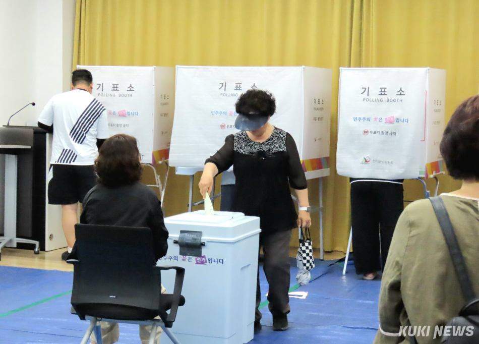 제9회 전국동시지방선거가 3일 오후 12시 20분 현재 전국적으로 19%의 투표율을 보이고 있는 가운데 강원도 강릉시 성덕포남로 80-22(입암동) 성덕문화센터 1층 보건교육장에 마련된 성덕동제3투표소를 찾은 한 유권자가 기표소에서 기표한 투표용지를 투표함에 넣고 있다. 전인수 기자