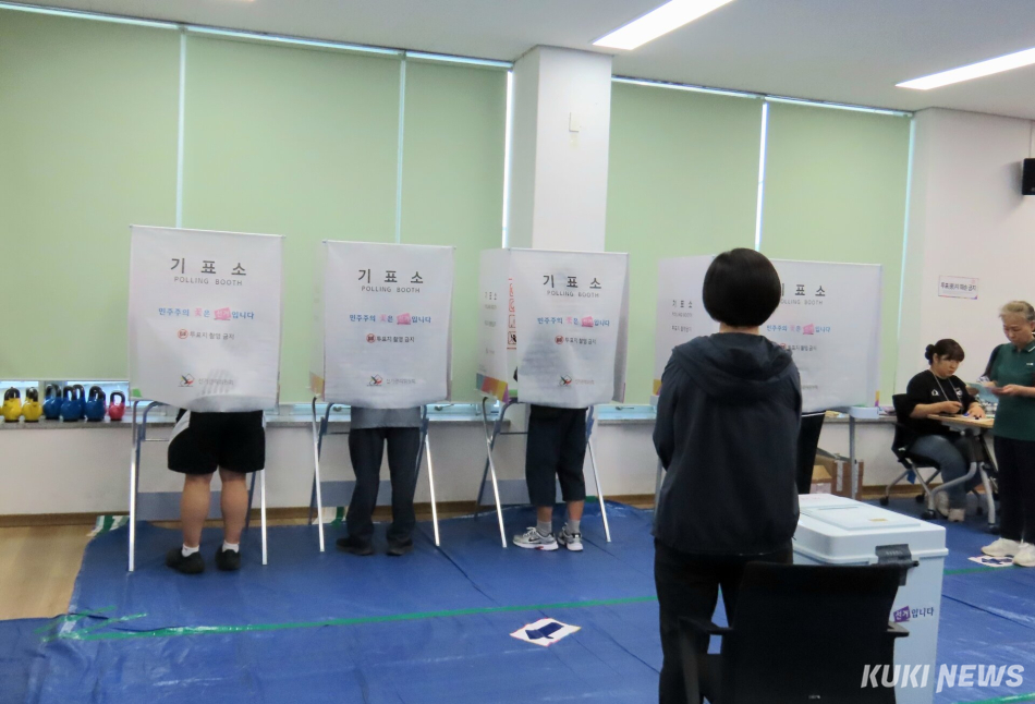 제9회 전국동시지방선거가 3일 오후 12시 20분 현재 전국적으로 19%의 투표율을 보이고 있는 가운데 강원도 강릉시 성덕포남로 80-22(입암동) 성덕문화센터 1층 보건교육장에 마련된 성덕동제3투표소를 찾은 강릉시민들이 기표소에서 마음에 정한 후보의 칸에 기표용구로 기표하는 등 투표 절차를 진행하고 있다. 전인수 기자